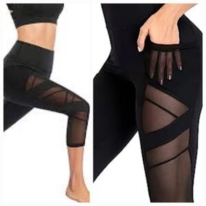 Black Mesh Panel Capri Leggings w/Media And Coin Pockets EUC